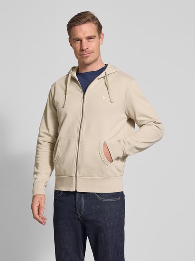 Männermodel trägt Regular Fit Sweatjacke aus reiner Baumwolle von Polo Ralph Lauren, Optik: Unifarben, Ganzkörperansicht von vorne.