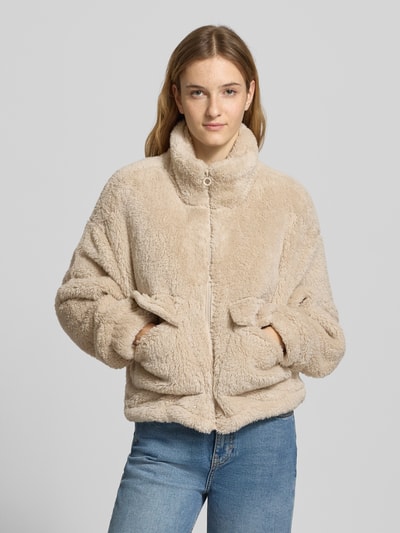 Frauenmodel trägt Loose Fit Fleecejacke mit Stehkragen Modell 'ANNA CONTACT' von Only, beige, unifarben, Kunstwebfell, Ganzkörperansicht von vorne.