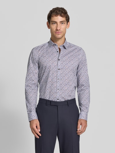 Männermodel trägt Body Fit Businesshemd aus Baumwoll-Mix von OLYMP Level 5 mit dezentem Muster in Blau und Weiß, Ganzkörperansicht von vorne.
