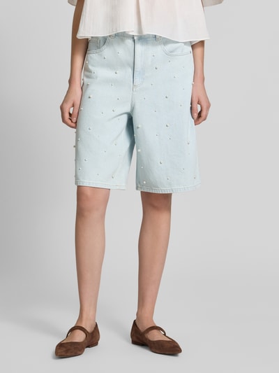 Frauenmodel trägt Bermudas in Denim-Optik mit Perlen von Jake*s Casual, helle Baumwolle, Relaxed Fit, Nahaufnahme Oberschenkel, Vorderansicht.