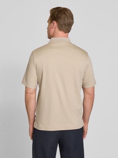Männermodel trägt Regular Fit Poloshirt mit borstzak van MAERZ Muenchen, beige katoen, rechte pasvorm, ruglengte 71 cm, Ganzkörperansicht Rückansicht.