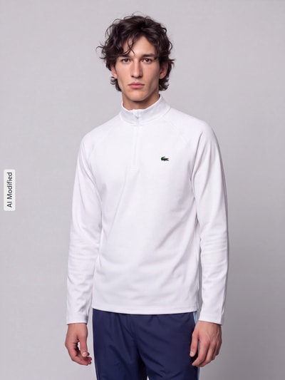 Männermodel trägt weißes Regular Fit Sport-Langarmshirt mit Ultra-Dry-Technologie von Lacoste, glatte Struktur, Ganzkörperansicht von vorne, Herren Sport-Langarmshirt von Lacoste Sport, KI-modifiziertes Bild.