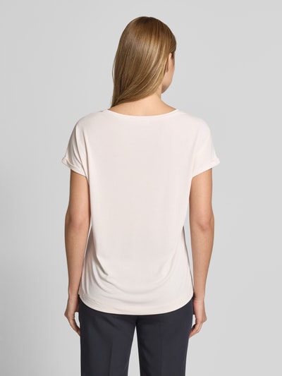 Vrouwenmodel draagt Regular Fit T-shirt met ronde hals van Christian Berg Woman van modalmix, vaste mouwboorden, ruglengte maat S 64 cm, geheellichaamsfoto achteraanzicht.