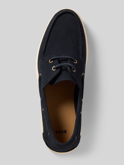 Productfoto, Bootsschuhe aus Veloursleder van BOSS in tweekleurige look met vetersluiting, donkerblauw suède, lichte zool, heren