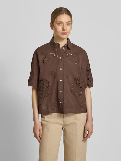 Modelka kobieca nosi Bluzę aus Leinen-Baumwoll-Mix mit Motiv-Stitching von Jake*s Casual, brązowy kolor, prosty krój, kołnierzyk koszulowy, zapięcie na guziki, motyw haftu, rękaw 3/4, długość pleców 57 cm w rozmiarze 38, długość rękawa 27 cm w rozmiarze 38, widok całej sylwetki z przodu.