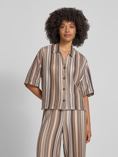 Frauenmodel trägt Boxy Fit Bluse mit V-Ausschnitt von Smith and Soul im Allover-Look aus Material-Mix mit Stretch-Anteil, Nahaufnahme Oberkörper.