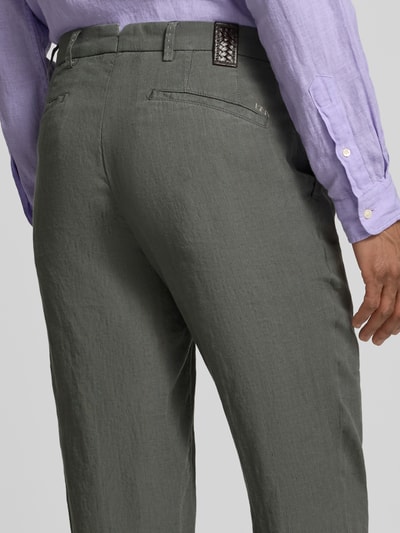 Männermodel trägt Straight Fit Leinenhose aus reinen Leinen Modell 'Lynx' von Mmx, Gesäßtaschen, Nahaufnahme Rückansicht.