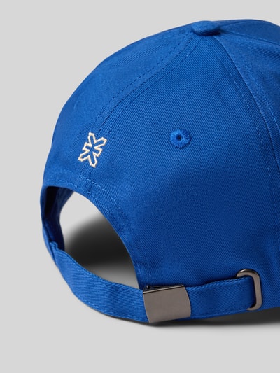 Produktfoto, Basecap aus reiner Baumwolle von Karo Kauer in kräftigem Blau mit Label-Stitching und verstellbarem Riegel, strukturierte Oberfläche