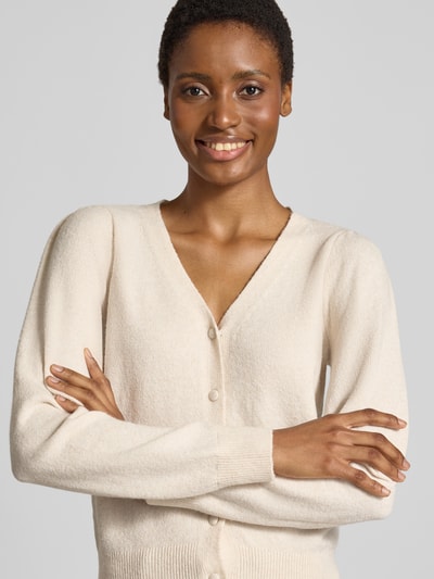Vrouwenmodel draagt Regular fit gebreid jack met v-hals model 'DOFFY' van VERO MODA, Dames, crèmekleur, Nahaufnahme bovenlichaam