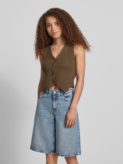 Frauenmodel trägt Jeansshorts mit Eingrifftaschen Modell 'MINDIE' von Noisy May aus Reine Baumwolle, Regular-Fit, hellblau, Ganzkörperansicht von vorne. Bundweite bei Größe S 39 cm, Innenbeinlänge 31 cm.