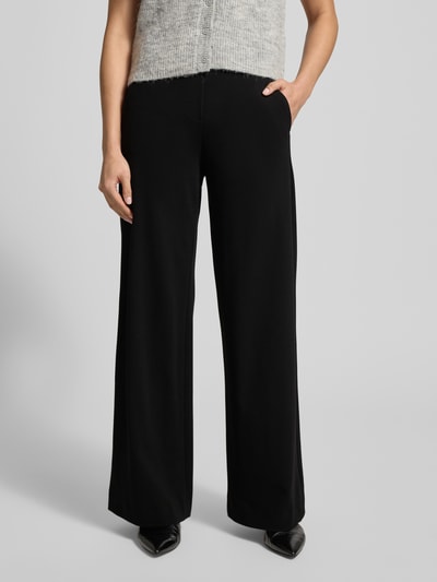 Frauenmodel trägt Stoffhose mit französischen Eingrifftaschen Modell 'NALEY' von SEDUCTIVE, Viskose-Mix, lockerer Schnitt, Nahaufnahme Oberkörper.