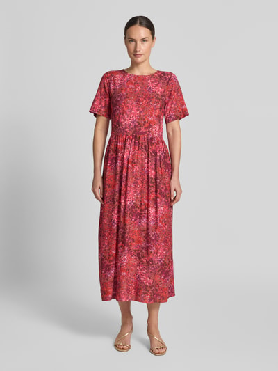 Frauenmodel trägt Midikleid aus Viskose im Allover-Look von Rich & Royal mit A-Linie, Rundhalsausschnitt, Ganzkörperansicht von vorne.