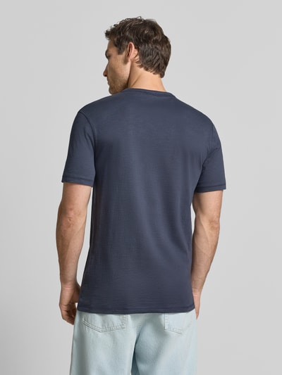 Męski model nosi Regular Fit T-Shirt aus Baumwoll-Mix Modell 'Tegood' von BOSS Orange, granatowy, gładka faktura, całe ciało z tyłu.