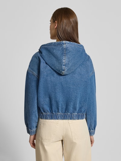 Młodzieżowy model nosi Regular Fit Jeansjacke aus reiner Baumwolle Modell 'KENZIE' von Only, krój regular fit, denim, kaptur, całkowity widok z tyłu