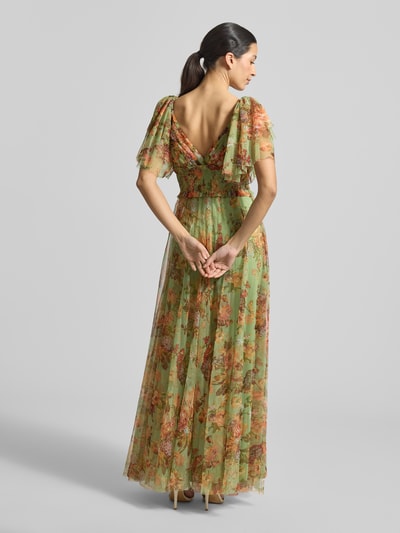 Frauenmodel trägt Abendkleid aus Tüll mit V-Ausschnitt von Lace & Beads, taillierter Schnitt, Maxikleid, floral, Ganzkörperansicht Rückansicht. Rückenlänge bei Größe S: 120 cm, Brustweite bei Größe S: 132 cm, Taillenband.