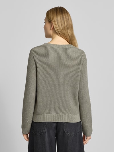 Vrouwenmodel draagt Strickpullover mit Ziersteinbesatz van monari in olijfgroen katoenmix, regular fit, structuur breiwerk, ruglengte 60 cm, mouwlengte 64 cm, rugaanzicht.