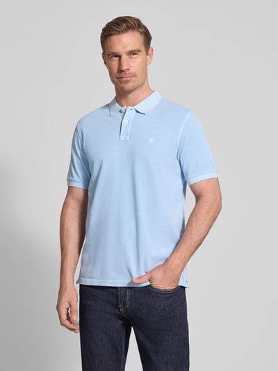 Männermodel trägt Regular Fit Poloshirt aus reiner Baumwolle von Marc O'Polo, Optik: Unifarben, Logo-Stitching, Polokragen, Piqué, Ganzkörperansicht von vorne.
