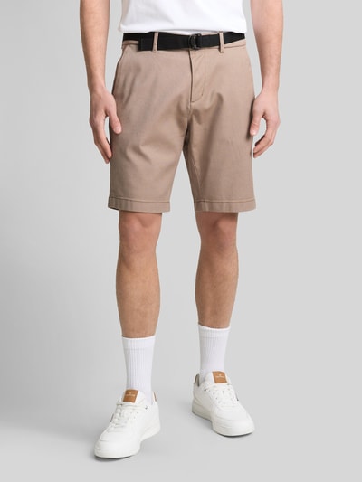 Männermodel trägt Regular Fit Chinoshorts aus Baumwoll-Mix von Tom Tailor Denim in Bi-Color-Optik mit Herren Gürtel, Knopf und verdecktem Reißverschluss, seitliche Eingrifftaschen, Gesäßtasche, Ganzkörperansicht von vorne.