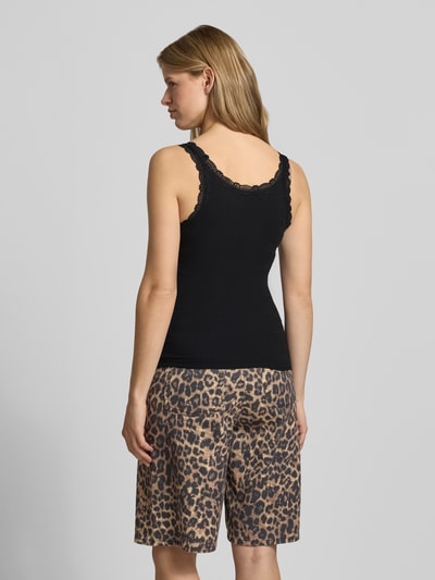 Frauenmodel trägt Slim Fit Tanktop aus reiner Baumwolle Modell 'DIMARTINI_B' von Hugo Blue, unifarben schwarz, breite Träger, Ganzkörperansicht Rückansicht.