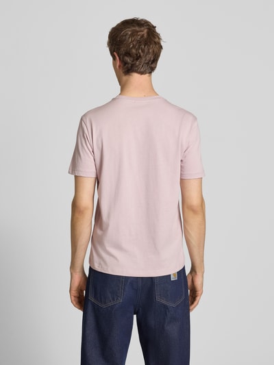 Männermodel trägt T-Shirt mit Label-Stitchings und Rundhalsausschnitt von CHAMPION aus Reine Baumwolle, Regular-Fit, Rückenlänge 69 cm, Ganzkörperansicht Rückansicht.