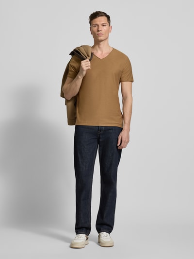 Männermodel trägt T-Shirt mit geripptem Rundhalsausschnitt von MCNEAL in Regular-Fit, Rückenlänge 65 cm, Ganzkörperansicht von vorne.