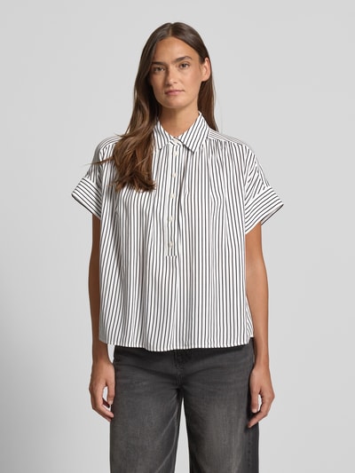 Frauenmodel trägt Relaxed Fit Bluse aus Viskose Modell 'Zafine' von Someday, weiß mit schwarzen Streifen, Hemdblusenkragen, Knopfleiste, Rückenlänge bei Größe 36: 63 cm, Ganzkörperansicht von vorne.