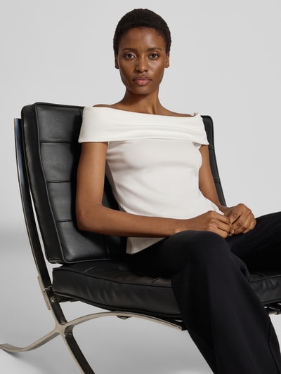 Kobieta nosi Blusenshirt im Off-Shoulder-Design von MORE, mieszanka modalu i elastanu, prosty krój, dekolt bandażowy, Nahaufnahme górnej części ciała.