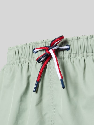 Produktfoto, Badehose mit elastischem Bund und Tunnelzug von MCNEAL in Hellgrün aus Baumwoll-Mix, Regular-Fit, Detailaufnahme.