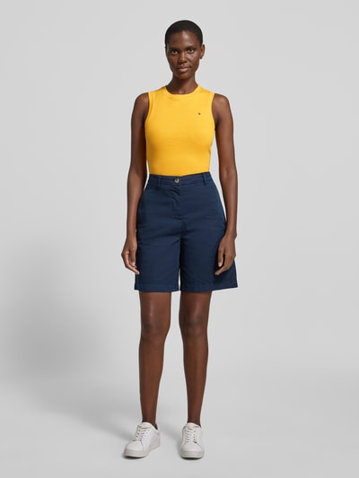 Frauenmodel trägt Slim Fit Tank Top aus reiner Baumwolle Modell 'SLIM CODY' von Tommy Hilfiger, Optik: Unifarben, Logo-Stitching, Rundhals, breite Träger, Material: reine Baumwolle, Ganzkörperansicht von vorne.