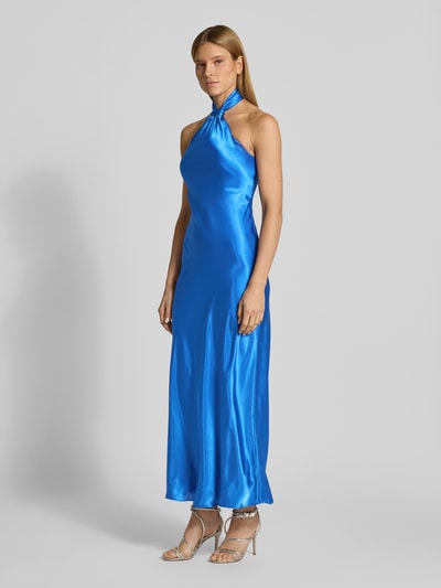 Vrouwenmodel draagt avondjurk met halter, maxi-jurk, nauwsluitend model, satijn, model 'Yvette' van Forever New, satijnlook, rugdecolleté, haakjessluiting, naadritssluiting, ruglengte maat 36: 164 cm, borstwijdte maat 36: 39 cm, geheel vooraanzicht.