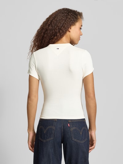 Vrouwenmodel draagt Slim Fit T-shirt uit katoenmix Model 'SLIM VARSITY' van Tommy Jeans, look: effen, labelprint, ronde hals, korte mouw, katoenmix. Ganzkörperansicht Rückansicht.