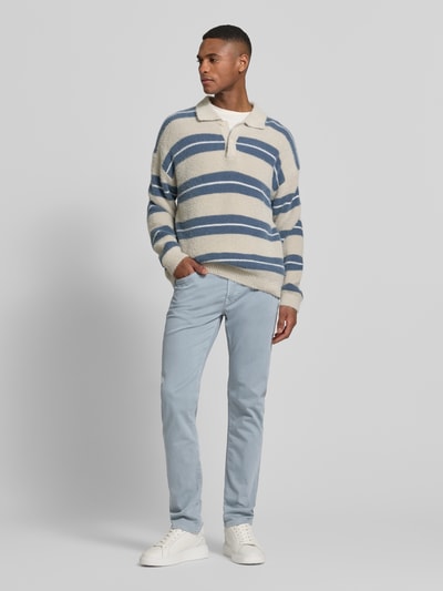 Männermodel trägt Hose mit Eingrifftaschen Modell 'Arne Pipe' von MAC, hellblau, Baumwoll-Mix mit Stretch-Anteil, Slim Fit, Ganzkörperansicht von vorne.