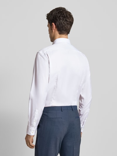 Männermodel trägt Modern Fit Business-Hemd mit Haifischkragen von Jake*s aus reiner Baumwolle, Knopfleiste, Rückenlänge 80 cm, Schulterbreite 45 cm, Ärmellänge 65 cm, weiße glatte Struktur, Ganzkörperansicht Rückansicht.