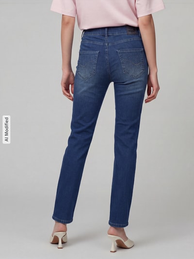 Kobieta nosi Straight Fit Jeans aus Baumwoll-Mix Modell 'LIV' od TONI, niebieski kolor, faktura gładka, widok całej sylwetki z tyłu, jeansy damskie od TONI, obraz KI-modifiziertes Bild