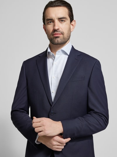 Mężczyzna nosi Slim Fit 2-Knopf-Sakko mit Pattentaschen von HECHTER PARIS, mieszanka żywej wełny z dodatkiem streczu, granatowy, kołnierz z połami, kieszenie z patką, długość tyłu w rozmiarze 50: 73 cm, szerokość w rozmiarze 50: 46 cm, długość rękawów: 65 cm, krój slim fit, zbliżenie na górną część ciała z przodu.