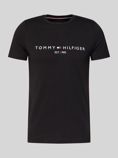 Produktfoto, T-Shirt aus Bio-Baumwolle von Tommy Hilfiger in Schwarz mit Logo-Stickerei, Gerader-Schnitt, Rundhalsausschnitt, Rückenlänge 67 cm Größe M