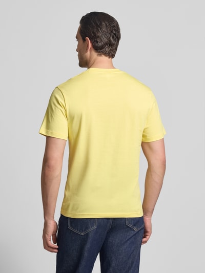 Männermodel trägt Regular Fit T-Shirt aus reiner Baumwolle von Lacoste, efekt: jednolity kolor, okrągły dekolt, krótki rękaw, logo-patch, krój regular fit, męski t-shirt; widok całej sylwetki z tyłu