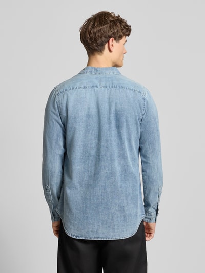 Męski model nosi Slim Fit Freizeithemd aus reiner Baumwolle Modell 'Marine' od G-Star Raw, niebieski, tekstura bawełny, krój slim fit, góra z kołnierzem kent, kieszenie na piersi, detal z logo, długość tyłu w rozmiarze M: 75 cm, szerokość w rozmiarze M: 40 cm, długość rękawa w rozmiarze M: 67 cm, zdjęcie całej sylwetki z tyłu.