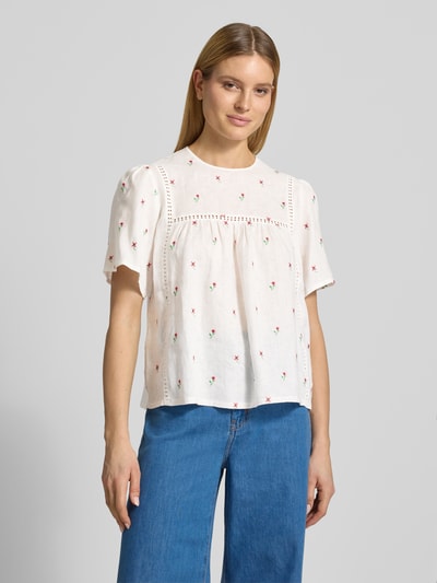 Vrouwenmodel draagt Loose Fit T-shirt uit puur linnen model 'BACINO' van Weekend Max Mara met all-over bloemenmotief, intarsia details, u-hals, korte mouw, gevlamd garen, materiaal: linnen, voorkant bovenlichaam close-up.