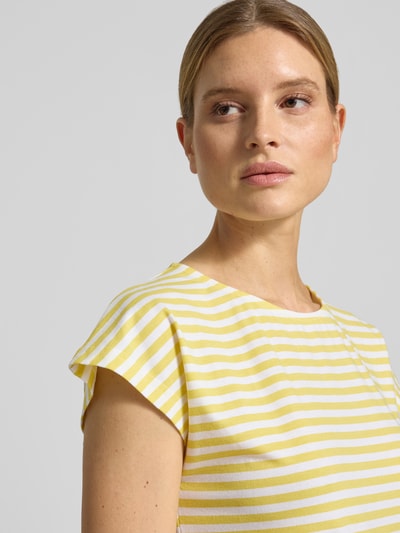 Frauenmodel trägt Regular Fit T-Shirt mit Rundhalsausschnitt von G.I.G.A. DX, gelb-weiß gestreift, elastischer Baumwollmix, Nahaufnahme Oberkörper.