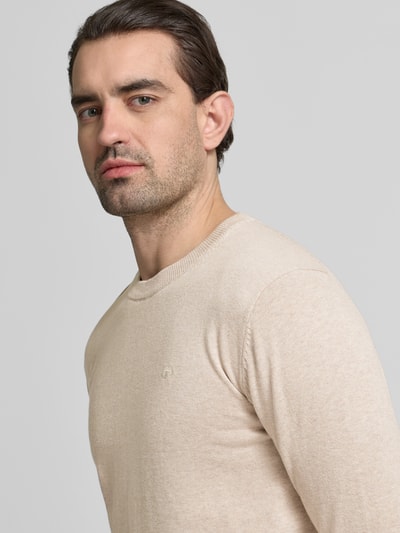 Männermodel trägt Regular Fit Strickpullover aus reiner Baumwolle von Tom Tailor in unifarbener Melangeoptik, Nahaufnahme Oberkörper.
