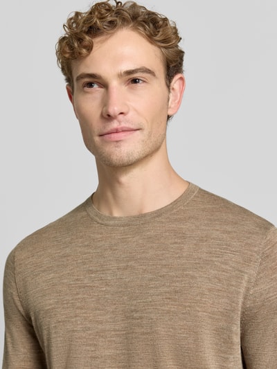Männermodel trägt wollen trui met ronde hals van Tiger of Sweden, Model 'CONNOR', recht model, zuiver wol, elastische boordjes, Nahaufnahme Oberkörper.