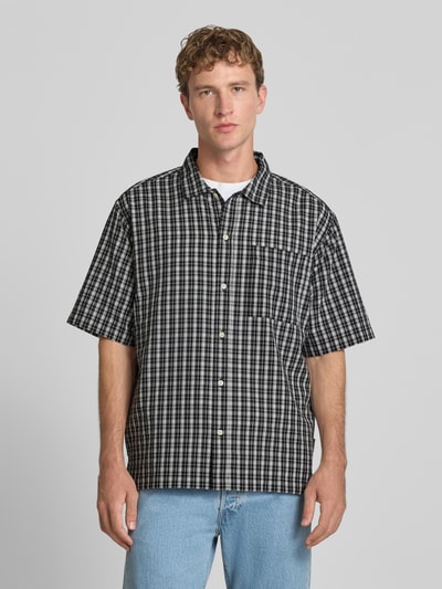Männermodel trägt Regular Fit Freizeithemd mit Kentkragen und Brusttasche von Redefined Rebel, zwart-wit geruit, puur katoen, all-over look, knoopsluiting, borstzak, Model 'ROWDY', ruglengte maat M 70 cm, schouderbreedte 52 cm, mouwlengte 28 cm, Ganzkörperansicht van voren
