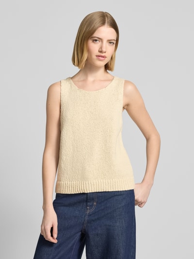 Frauenmodel trägt Regular Fit Oberteil in Strick-Optik Modell 'Hannalie' von MSCH Copenhagen in Beige, ärmellos, reine Baumwolle, Nahaufnahme Oberkörper.