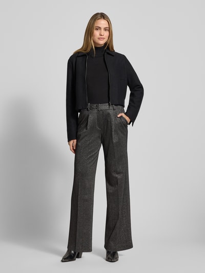 Frauenmodel trägt Regular Fit Weite Hose mit Baumwoll-Anteil von Tom Tailor, Optik: unifarben, gestreift, Effektgarn, schimmernde Textur, seitliche Eingrifftaschen, ganzkörperansicht von vorne.