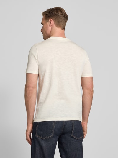 Männermodel trägt Regular Fit T-Shirt mit Rundhalsausschnitt von MCNEAL aus reiner Baumwolle in Offwhite, Ganzkörperansicht Rückansicht.