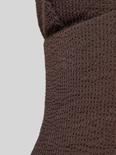 Productfoto, nauwsluitend model badpak met structuurpatroon in zandkleur, Model 'SKIN SAND' van Neo Noir, detailopname