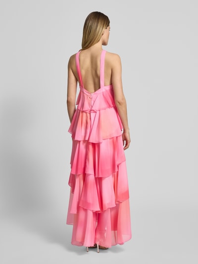 Frauenmodel trägt Volant Abendkleid mit V-Ausschnitt Modell 'FELICIA' von Vero Moda in unifarbenem Pink aus Chiffon, Maxi-Länge, Ganzkörperansicht Rückansicht.
