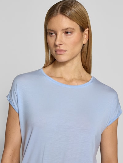 Kobiece modelka nosi Relaxed Fit T-Shirt aus Lyocell-Mix Modell 'AVA' von Vero Moda, kolor melanż, krótki rękaw, materiał lyocell-mix, zbliżenie górnej części ciała