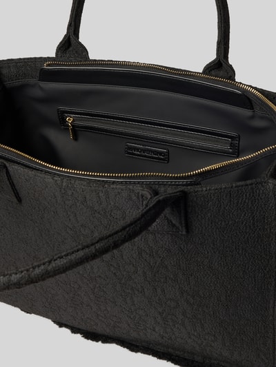 Produktfoto, schwarze Handtasche mit Label-Stitchings Modell 'SHYLA' von VALENTINO BAGS, Hauptfach mit Reißverschluss, Fransen, Reißverschlusstasche innen, kurze Tragegriffe, verstellbarer Schultergurt, strukturierte Oberfläche, Breite 41 cm, Länge 31 cm, Tiefe 17 cm, Länge Schulterriemen 110 cm.